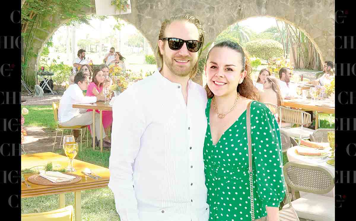 ALEJANDRO REYES Y SOFÍA ÁLVAREZ estuvieron presentes en Miralta Hoyo 19 para el bautizo de Ana María