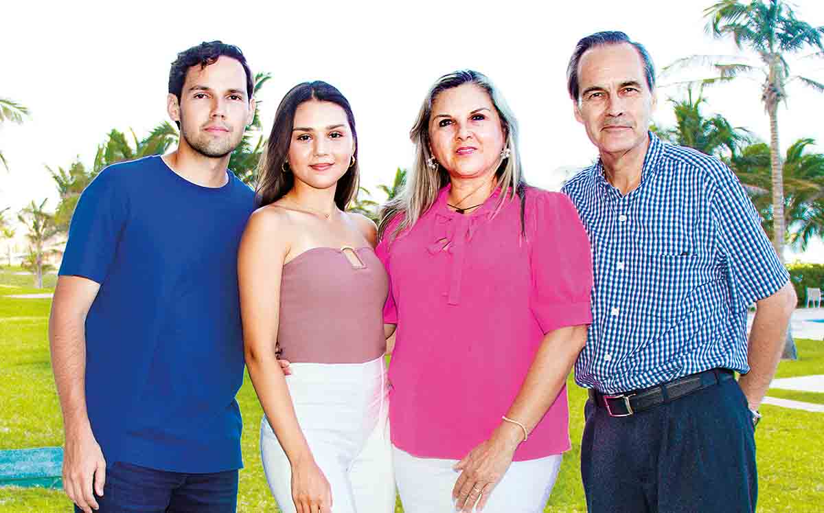 LUIS BENAVIDES, MARÍA BENAVIDES, MARÍA INÉS LEAL Y LUIS BENAVIDES nos regalaron sus mejores sonrisas en Torre Marmara de Velamar