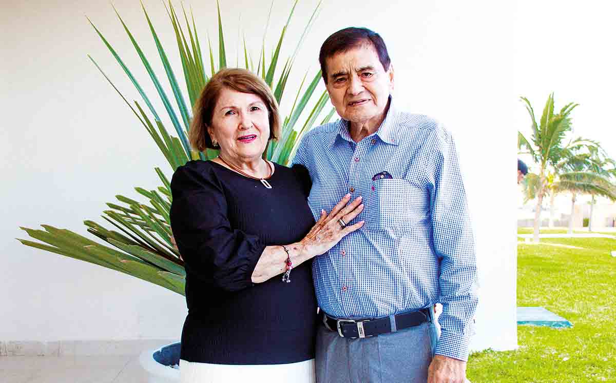 YSABEL BARQUÍN Y LUIS ANTONIO DÍAZ estuvieron presentes en el bautizo de NICOLÁS GARCÍA enTorre Marmara de Velamar