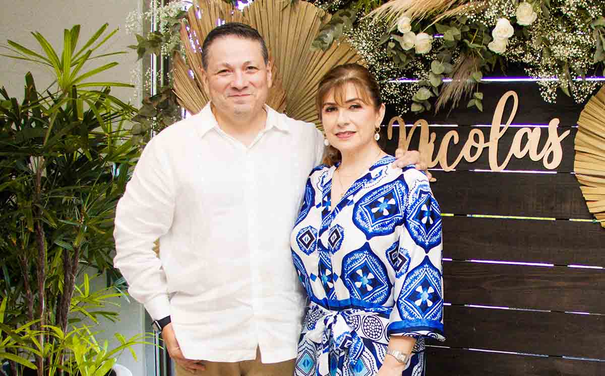 ANTONIO DÍAZ Y GABRIELA LEAL llegaron con sus mejores outfits al bautizo de NICOLÁS GARCÍA