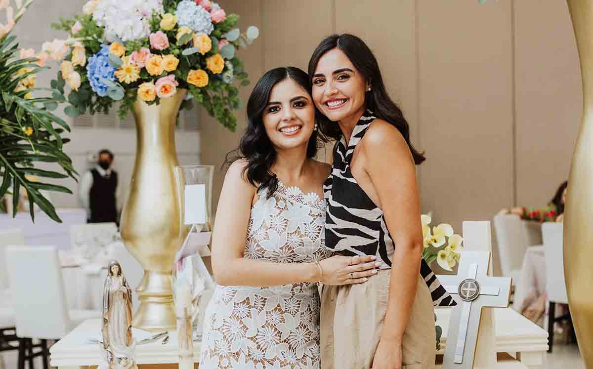MARÍA FERNANDA RODRÍGUEZ Y REGINA ZERECERO felices en el Casino Victorense