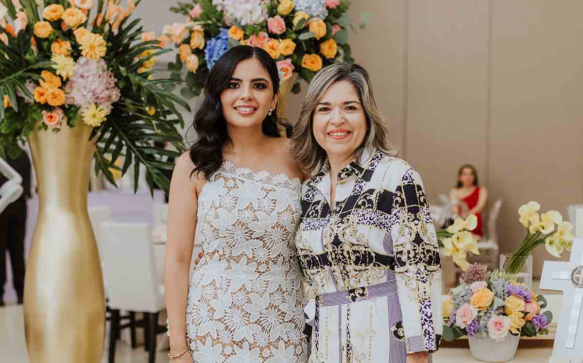 REYNA FLORES disfrutaro de la despedida de soltera de  MARÍA FERNANDA RODRÍGUEZ