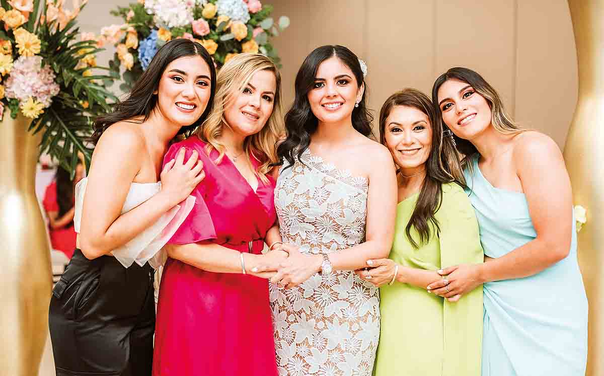 SOFÍA URESTI, RAFAELA FLORES, MARÍA FERNANDA RODRÍGUEZ, CLAUDIA AMAYA Y PAOLA URESTI