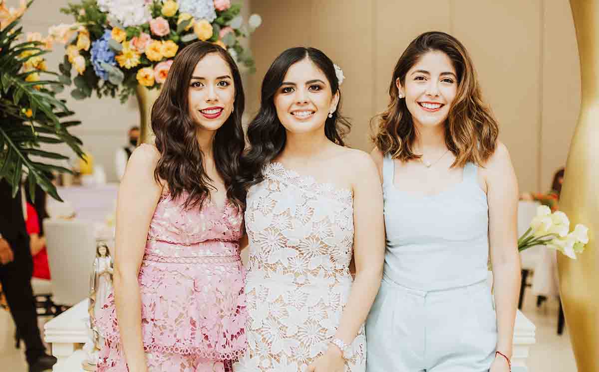 VALERIA REYNA Y MAIREN WONG posaron con sus mejores sonrisas junto a MARÍA FERNANDA RODRÍGUEZ
