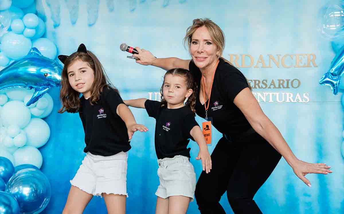 Sandra Gojon y alumnas posando para ver Un Mar de Aventuras de Stardancer en la Expo Tampico