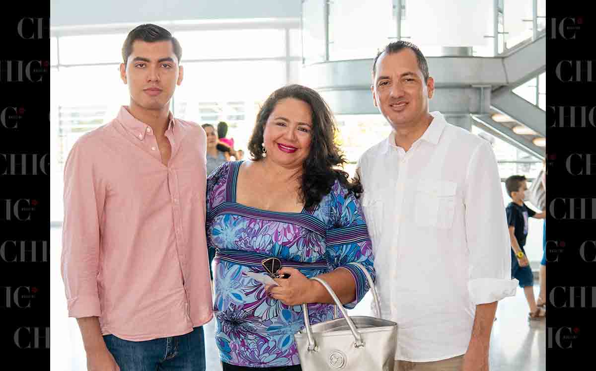 FRANCISCO HERNÁNDEZ,ERIKA MALIBRAN Y FRANCISCO HERNÁNDEZ emocionados por ver Un Mar de Aventuras de Stardancer