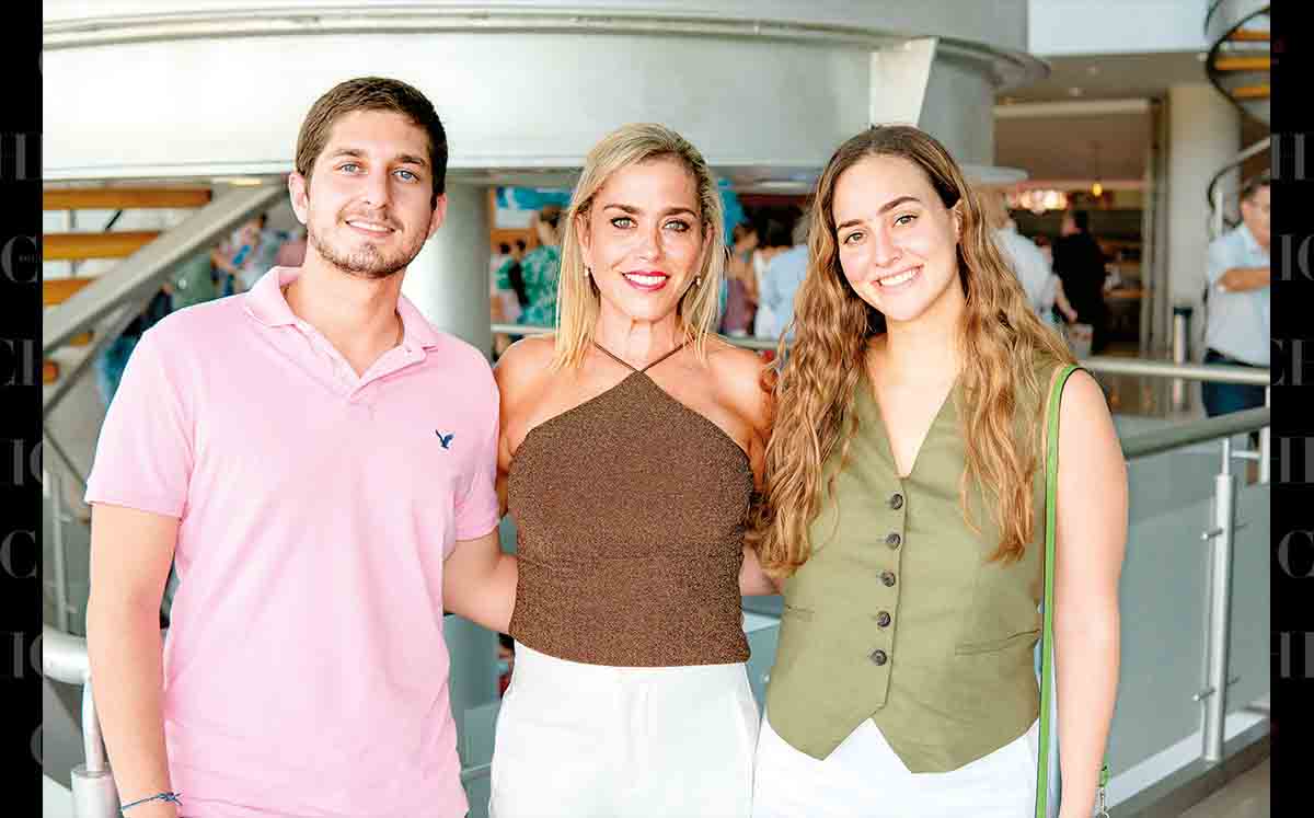 JOSÉ CANTÚ, MÓNICA SAID Y VIVIAN CANTÚ felices de presenciar Un Mar de Aventuras de Stardancer