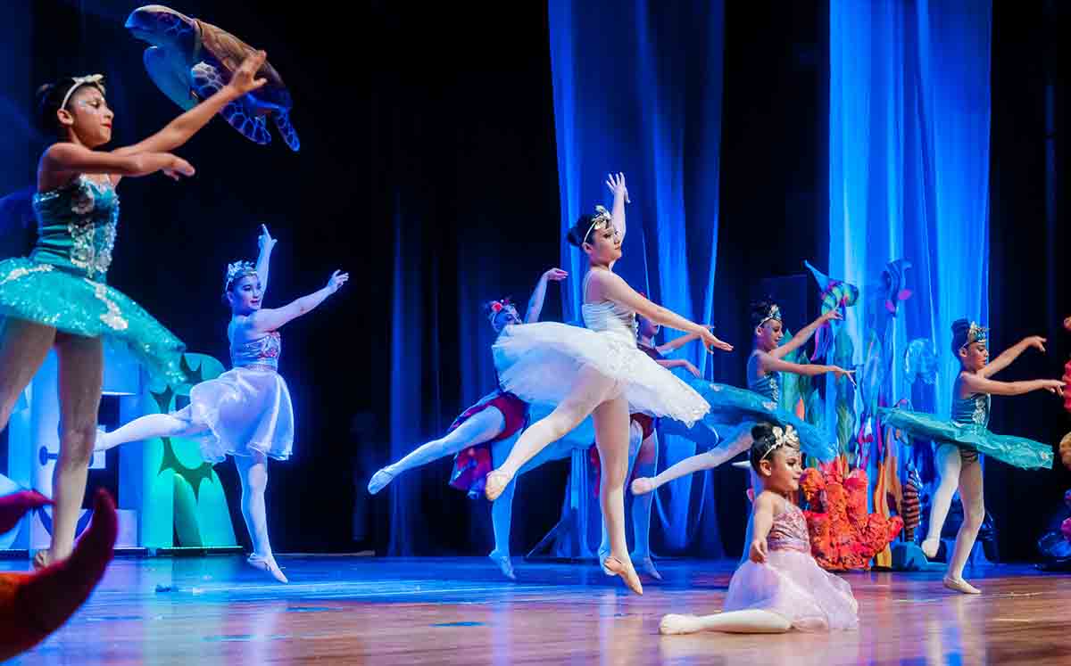 Elenco de STARDANCER en su presentación de ballet en Un Mar de Aventuras de Stardancer