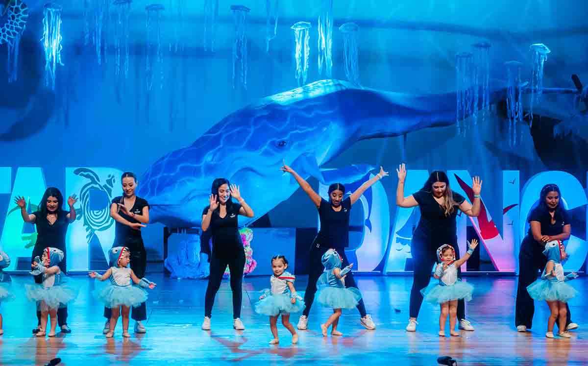 Elenco de STARDANCER junto a sus maestras