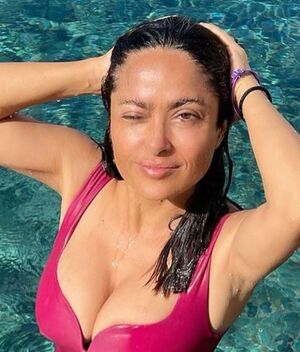 Salma Hayek es una diosa mexicana en este bikini magenta (Foto: Instagram)