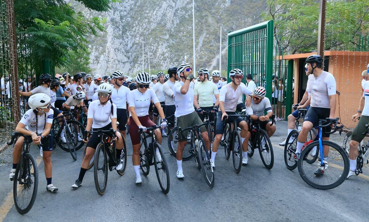 Grupos de ciclistas se reunieron en la entrada de La Huasteca / Foto: Omar Valdez