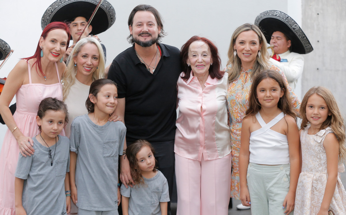 La festejada junto a sus hijos y nietos / Foto: Daniel Saldívar
