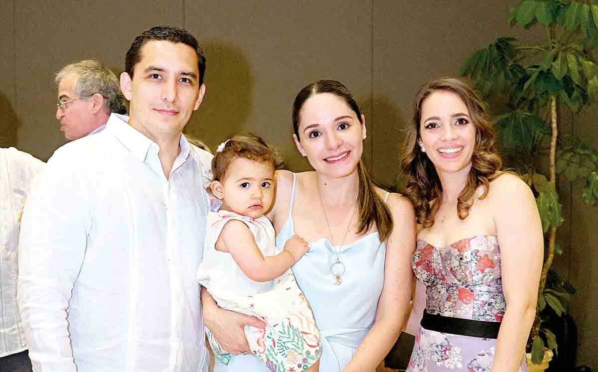 ROLANDO MONTOYA, ANA SOFÍA LOYA, EMILIA MONTOYA Y CARMEN MEZA estuvieron presentes en el bautizo de Constanza Melo