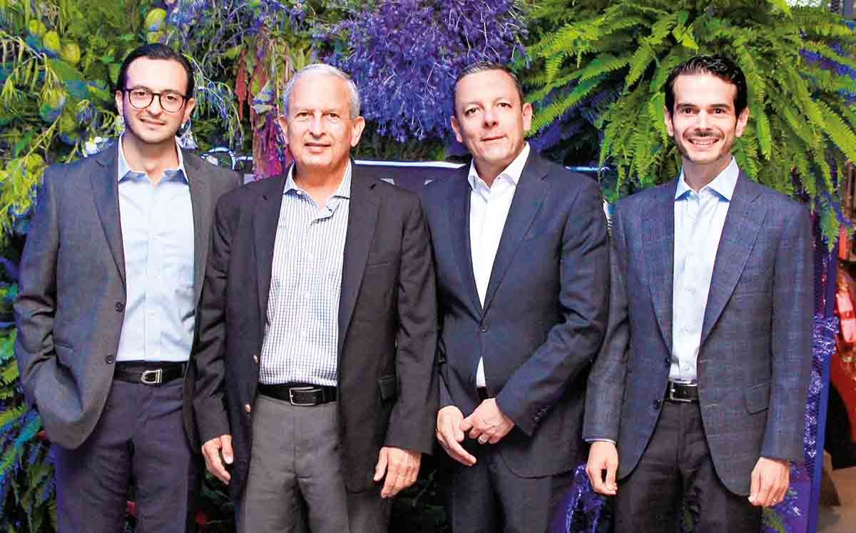 ADRIÁN CHARUR, JORGE CHARUR, DIEGO CAMARGO Y JORGE CHARUR son los distinguidos representantes de BMW