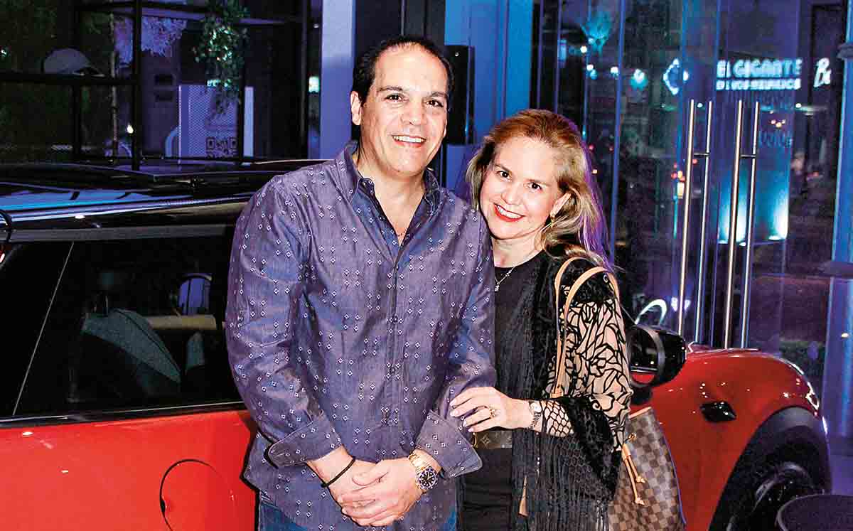 RAMIRO ELIZONDO Y CARMENCHU HURTADO con sus mejores outfits para la inauguración de BMW