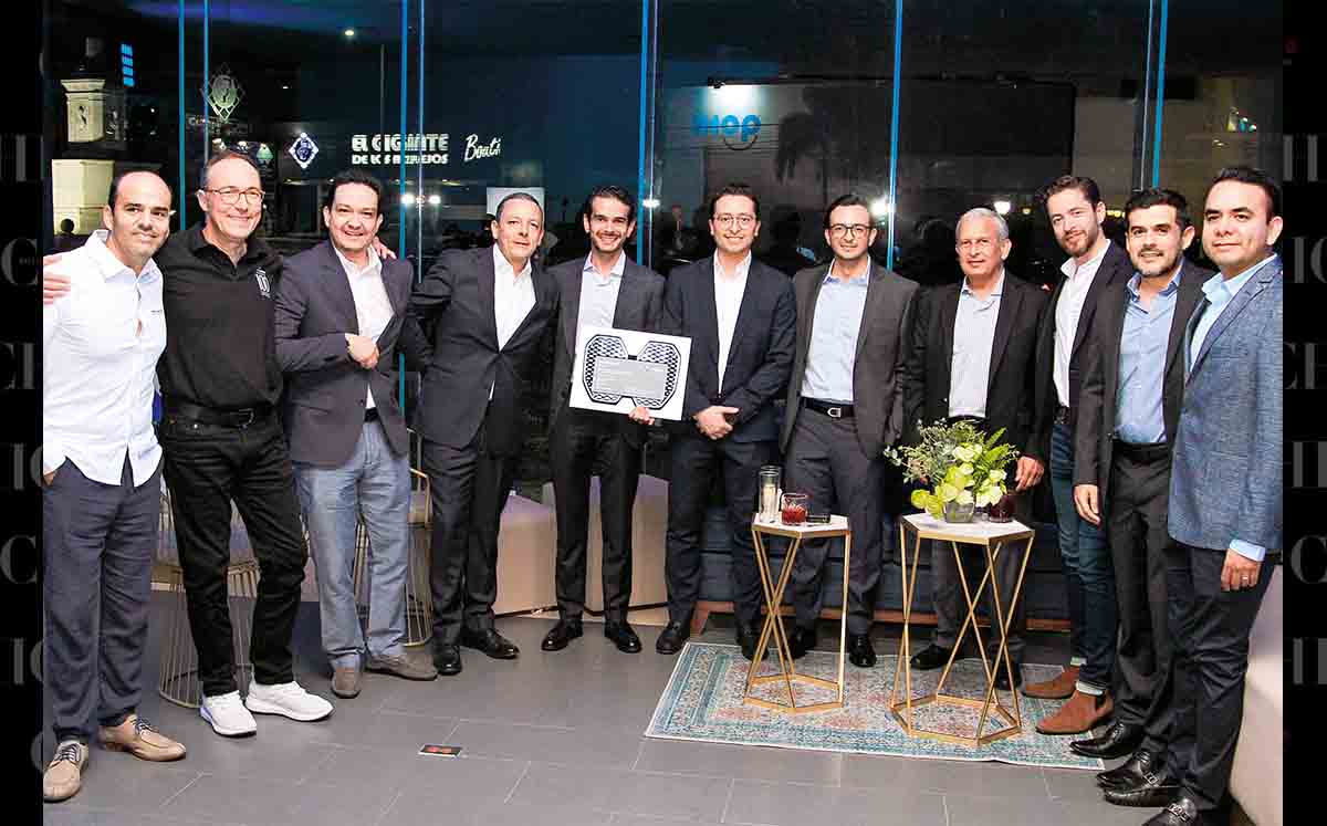 PERSONAL DE BMW CON INVITADOS ESPECIALES