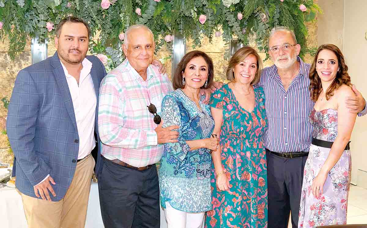 MANUEL MELO, MANUEL MELO, SILVIA DE MELO, BEBA DE MEZA, RENÉ MEZA Y CARMEN MEZA disfrutaron del bautizo de Constanza Melo