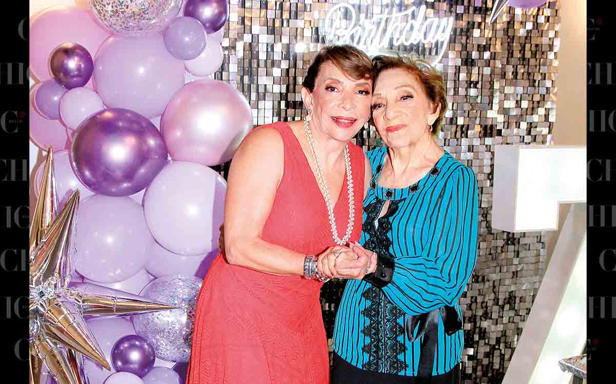 RAQUEL GARZA Y RAQUEL RAMÍREZ felices de celebrar junto a Elizabeth Garza su 70 cumpleaños