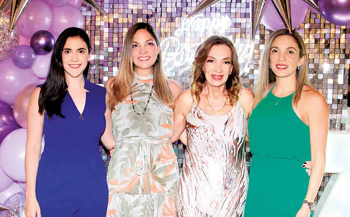 MELISSA ESPRONCEDA, YENNISSE GARZA,  LIZZ GARZA Y LUISA GARZA felices de poder celebrar junto a  Elizabeth Garza sus 70 años