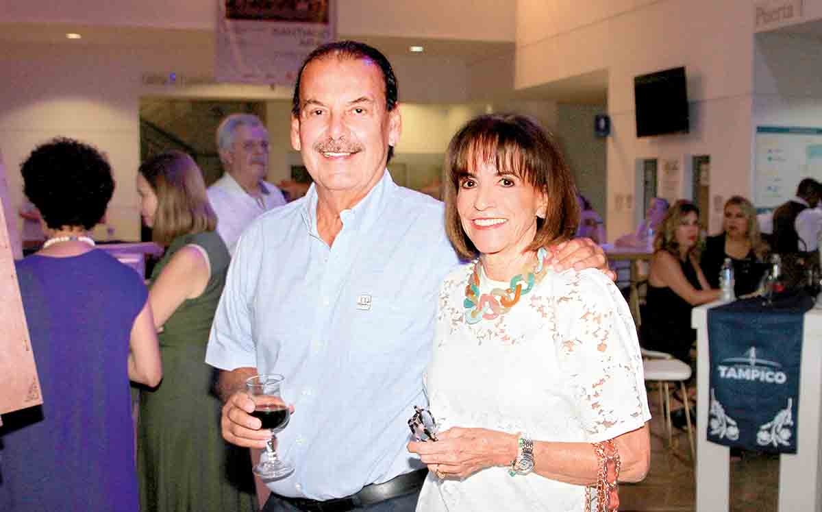 ARTURO ELIZONDO Y CONCHA FERNÁNDEZ estuvieron presentes en la Expo Tampico, para ver la exposición Instantes Distantes