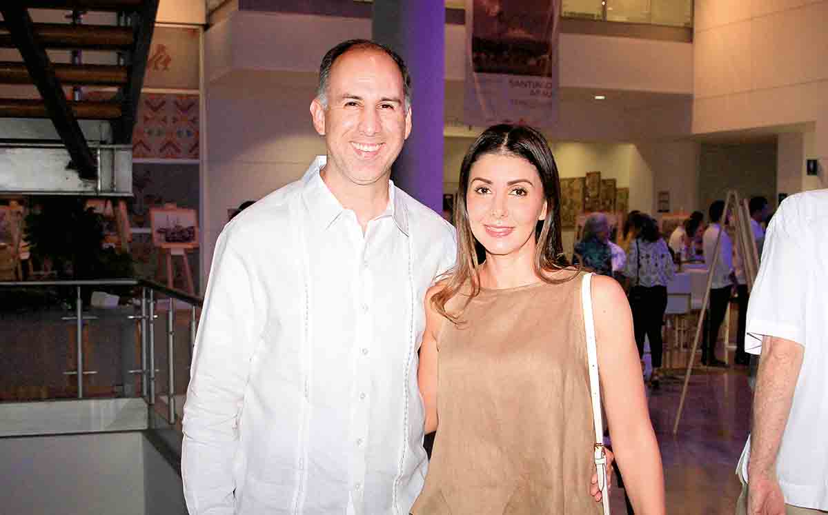 JOSÉ ÁNGEL GARCÍA Y ZAIRA LOYOLA estuvieron presentes en la exposición Instantes Distantes
