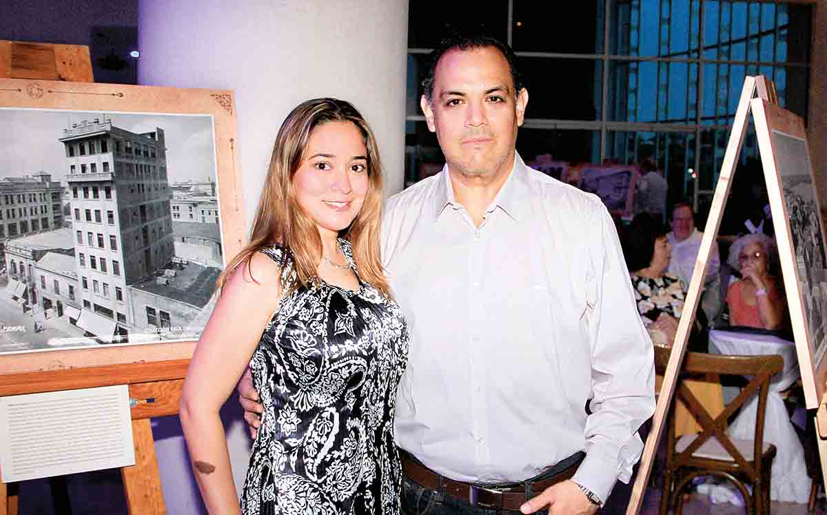ANA LAURA DE HERNÁNDEZ Y EMÉRICO HERNÁNDEZ  disfrutaron de Instantes Distantes  en la Expo Tampico