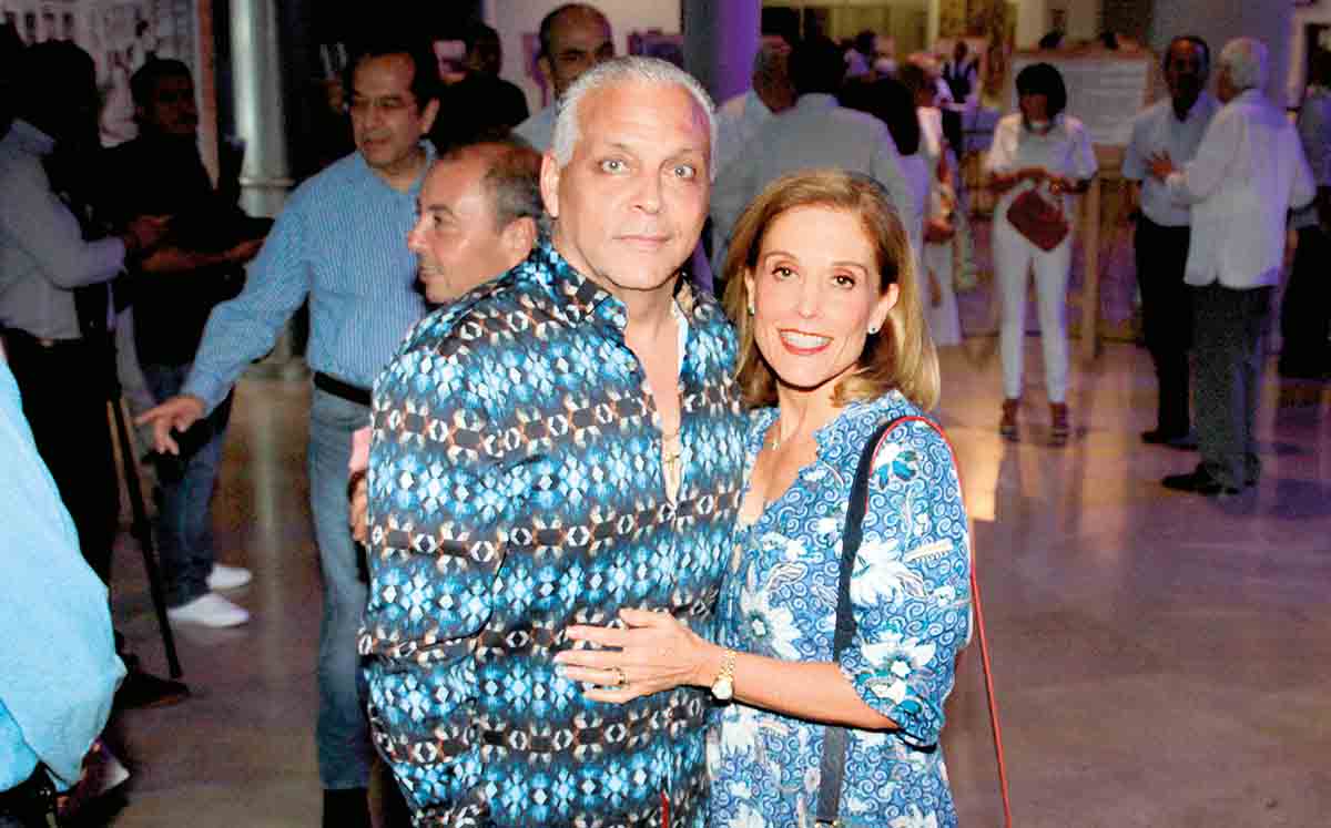 GERARDO MOSES Y CLAUDIA GODARD estuvieron presentes para admirar las 40 imágenes de Instantes Distantes