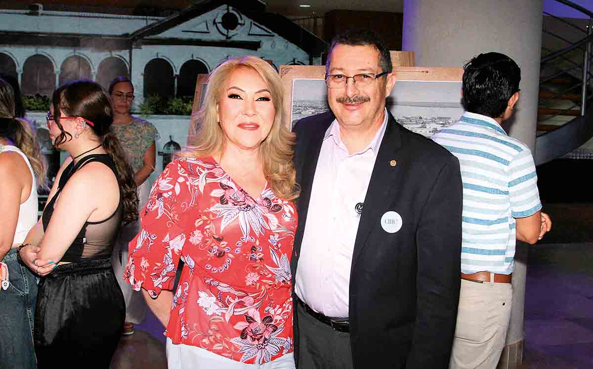 MARTHA DE VILLARREAL Y RAÚL VILLARREAL asistieron a la Expo Tampico para apreciar la exposición de Instantes Distantes