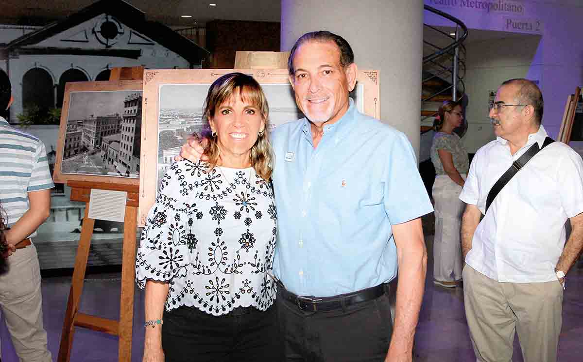 MARIVI ESPADA Y ANIBAL DELSOL apreciaron las 40 imágenes que forman parte de la colección particular de Raúl Izaguirre y Luis Fernando Castillo