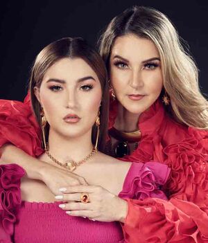 Alicia Villarreal y Melenie Carmona
