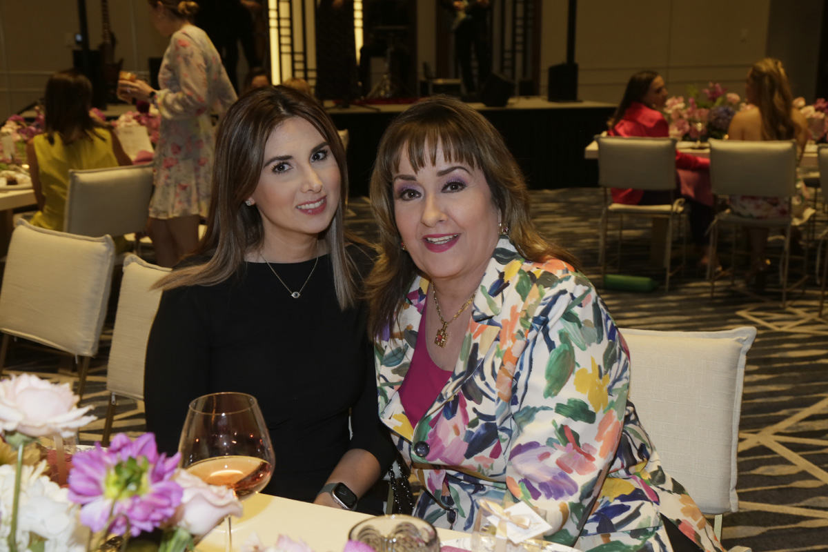 Gaby Gastelo de González y María Julia La Fuente