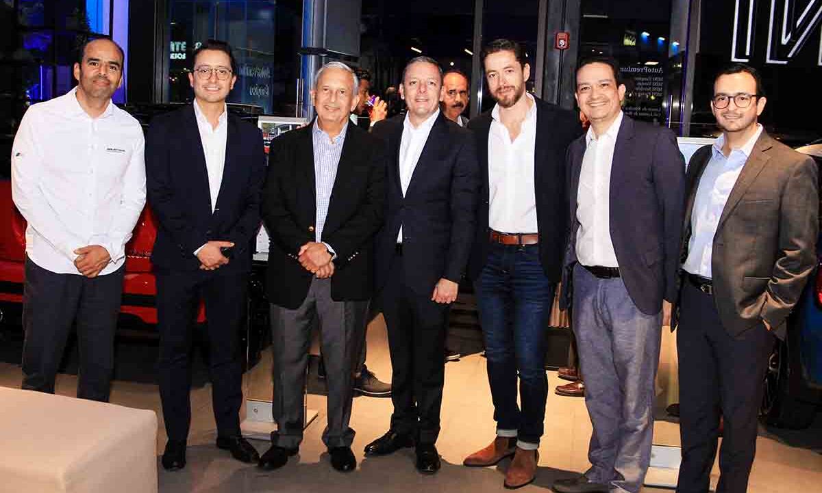 JORGE CHARUR Y  IEGO CAMARGO con personal del BMW