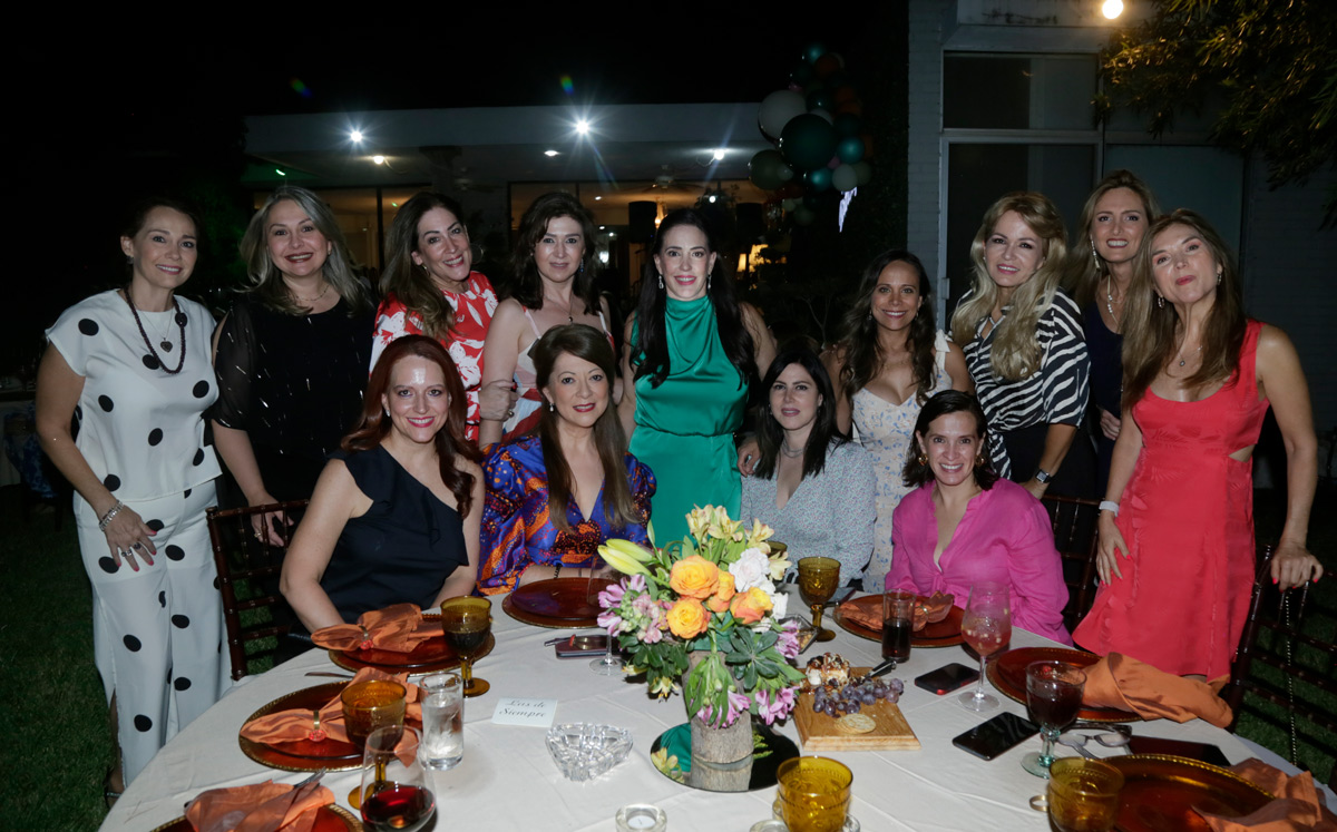 Tey Salas y un grupo de amigas / Foto: Omar Valdez