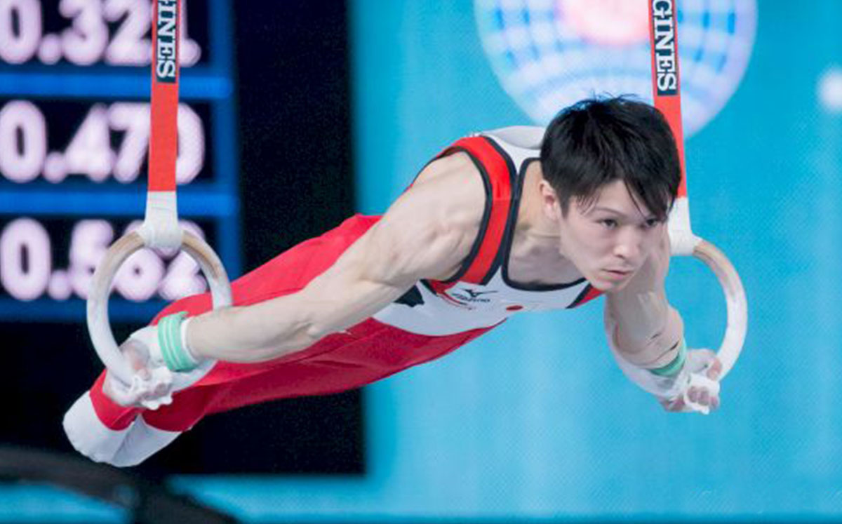 Kohei Uchimura compite en los anillos durante el Campeonato Mundial de Gimnasia 2017
