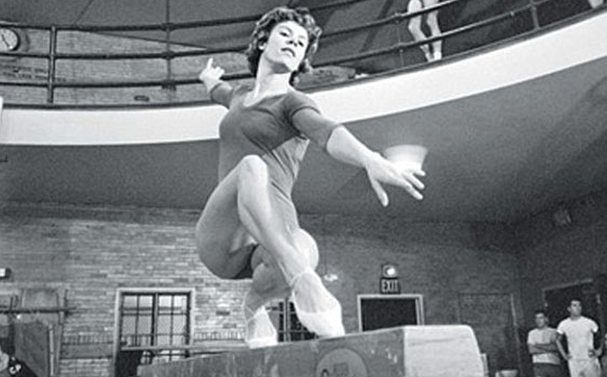 Larisa Latynina durante uno de sus entrenamientos