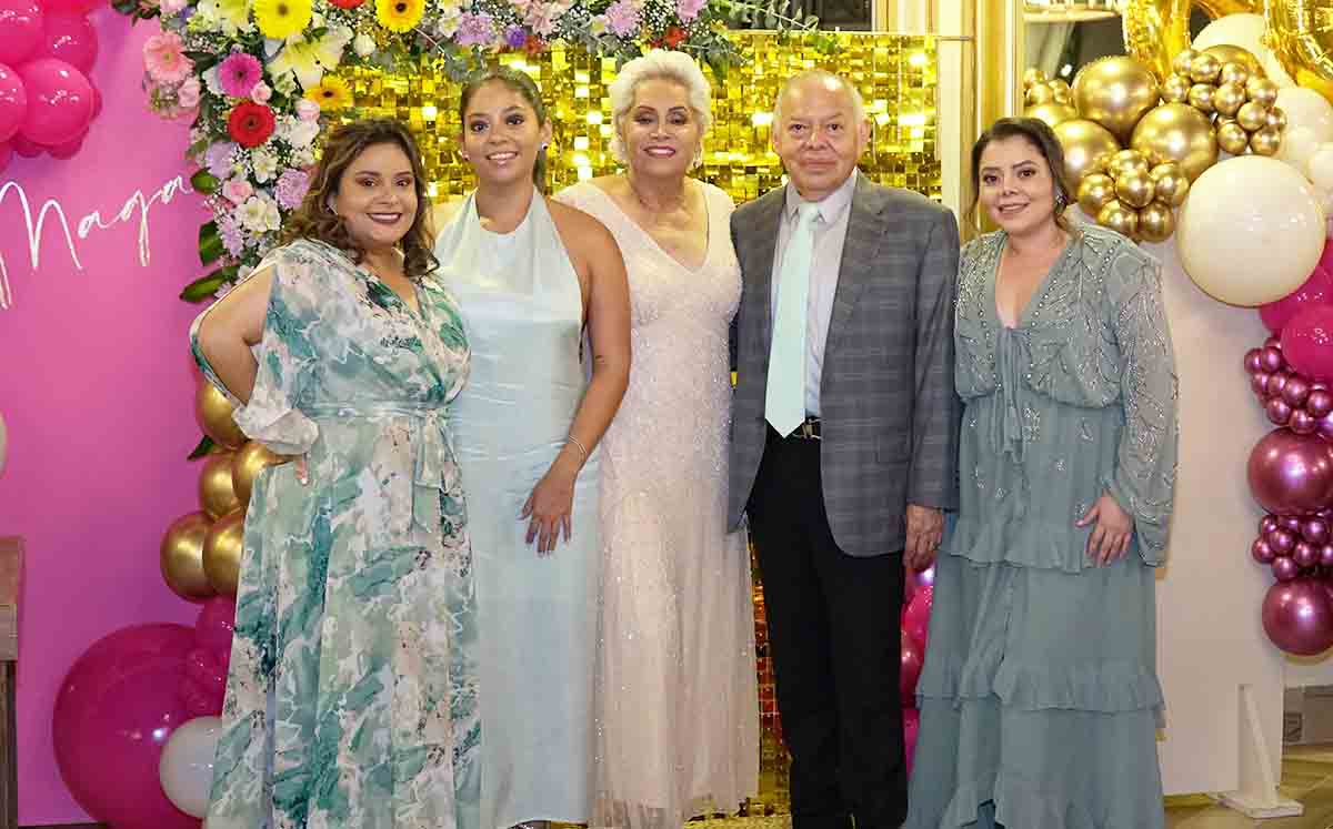 ANDREA PICHARDO, ESTEFANÍA PICHARDO, MAGALY DE PICHARDO, RAFAEL PICHARDO Y YADIRA PICHARDO festejando en el salón Amaia
