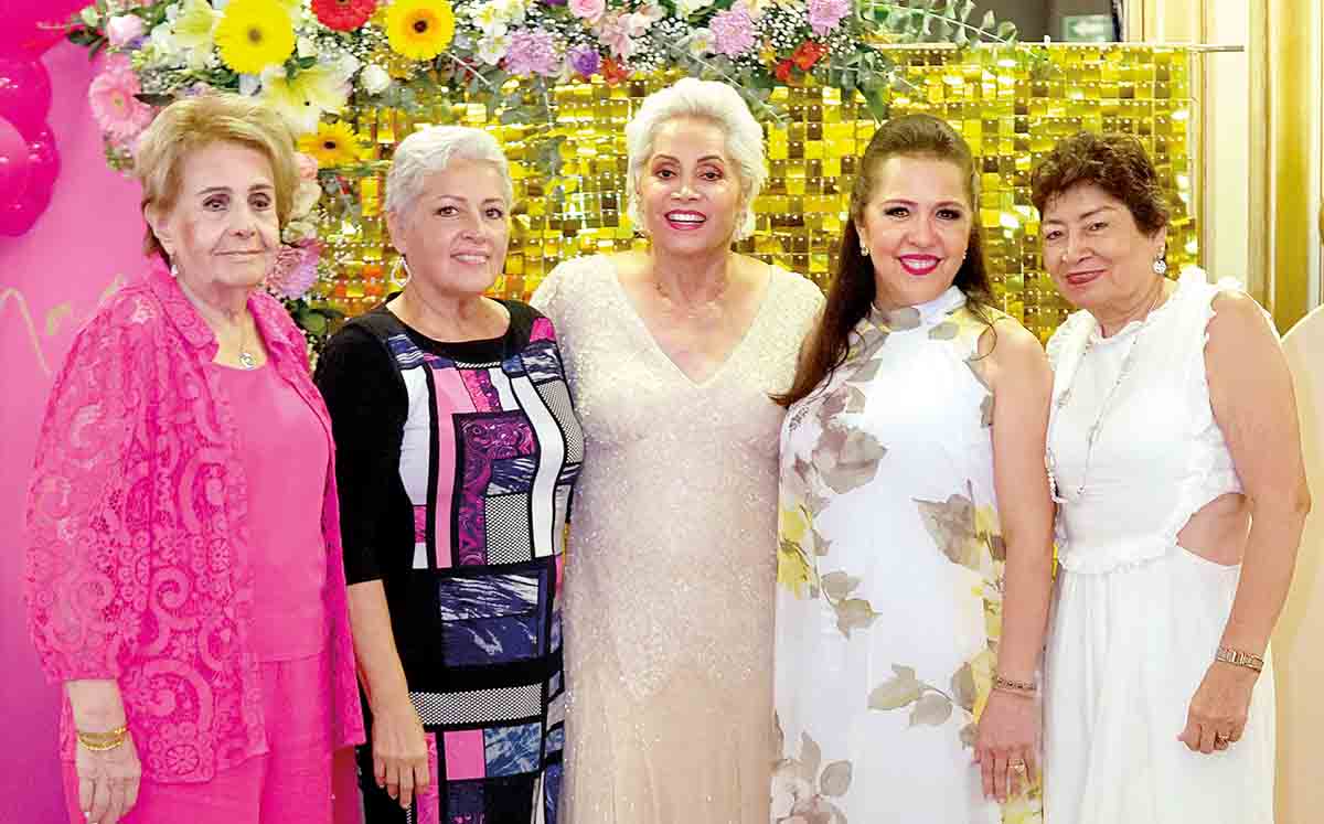JULIETA CHIMELY, SORAIRA TORRES, MAGALY DE PICHARDO, JENNY TREVIÑO Y ADELAIDA PINEDA  nos regalaron sus mejores sonrisas