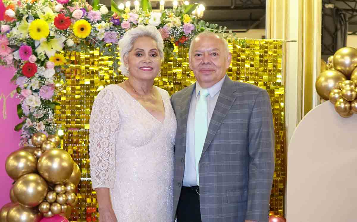 RAFAEL PICHARDO feliz de celebrar los 60 años de su esposa, MAGALY DE PICHARDO