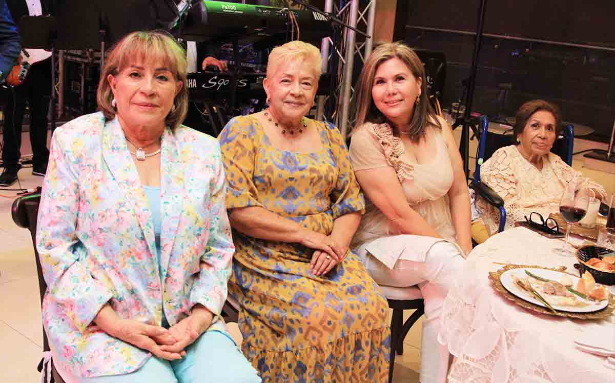Una maravillosa tarde fue la que vivió Bertha de Guevara en su cumpleaños en el Deportivo Español.