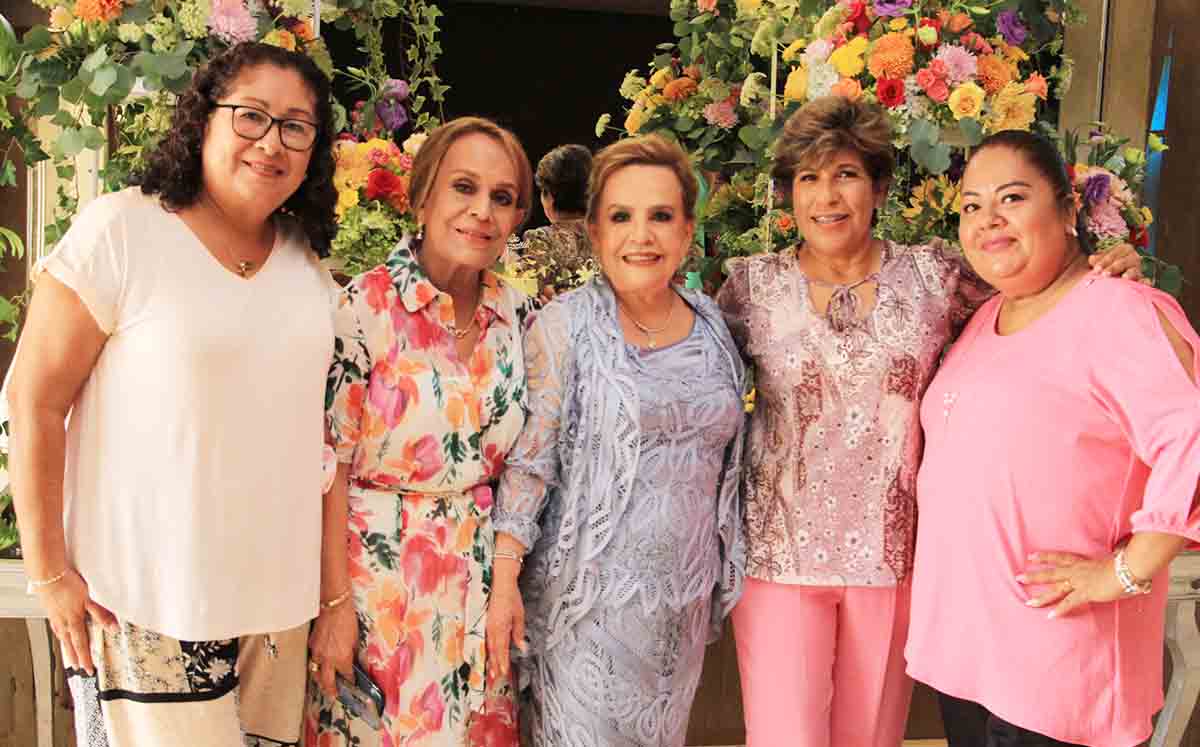 Una maravillosa tarde fue la que vivió Bertha de Guevara en su cumpleaños en el Deportivo Español.