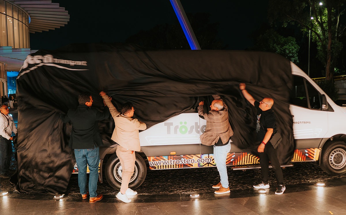 Durante el evento también se develó camioneta de Trosten