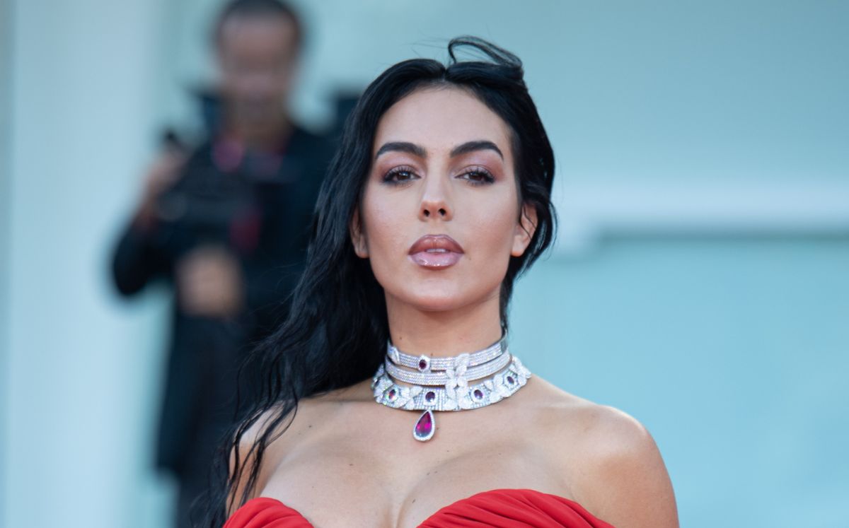 Georgina Rodríguez y su vestido rojo en el Festival de Cine de Venecia (Getty Images).