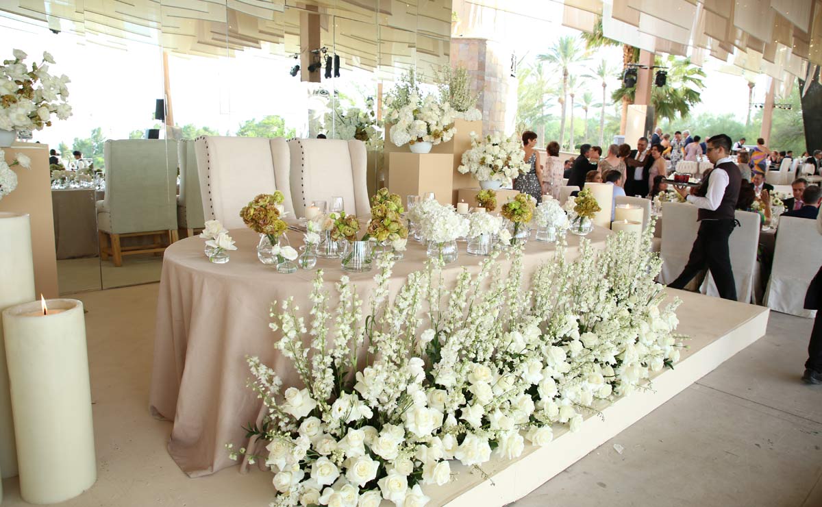 Decoración con flores blancas