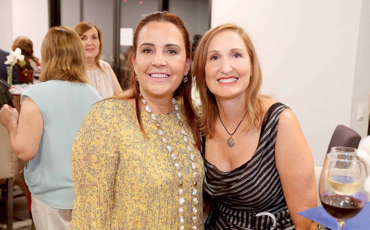 Sagrario Hinojosa y Chachi Garza de Gutiérrez