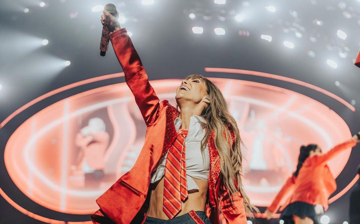 Anahí es golpeada por un fan durante concierto; ¿qué le pasó?