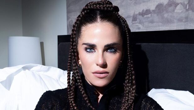 Karla Souza luce vestido de plumas y lentejuelas en los Premios Ariel (Instagram)
