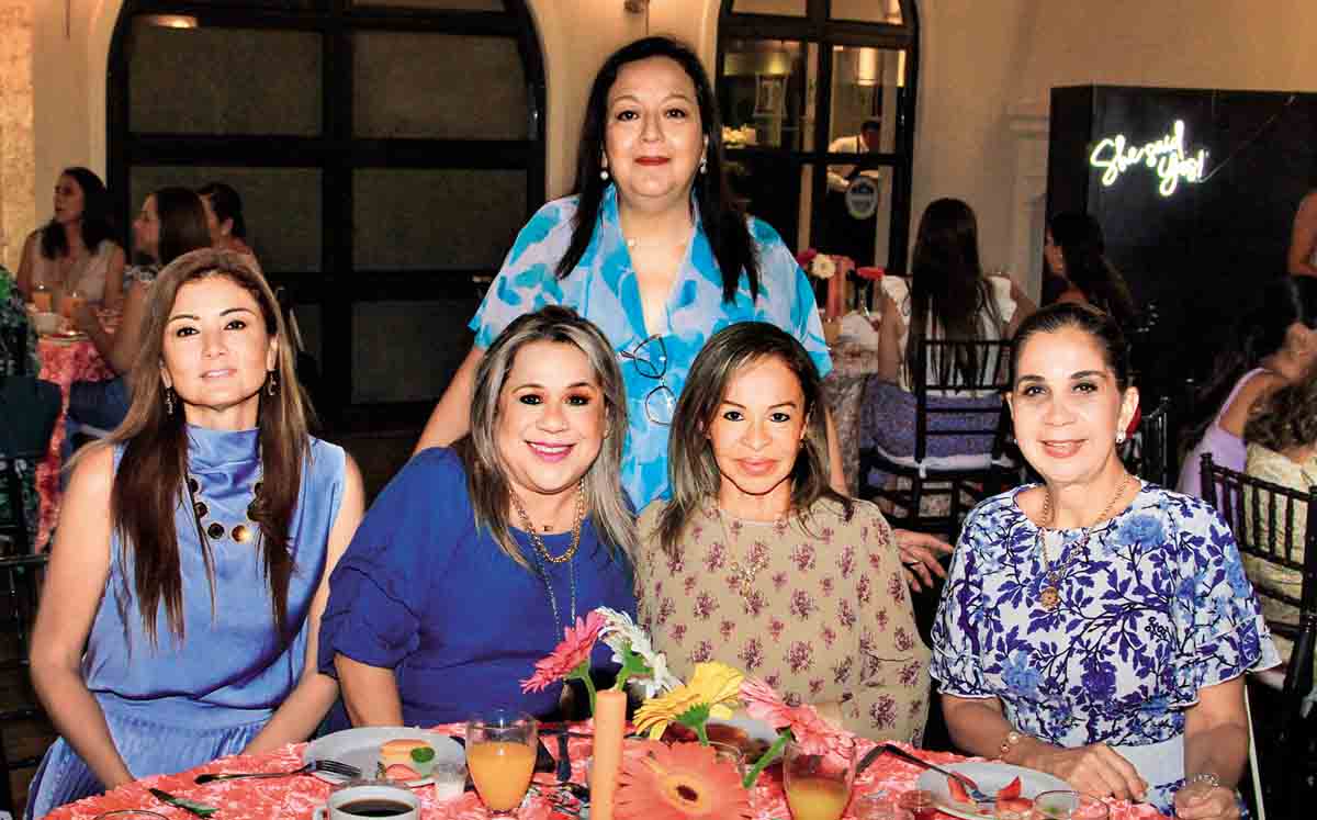 CYNTHIA RUIZ, MARTHA AMADOR, VILMA VEGA, MIRIAM CASTILLO Y PATY GARCÍA presentes en la despedida de soltera de PAOLA RODRÍGUEZ