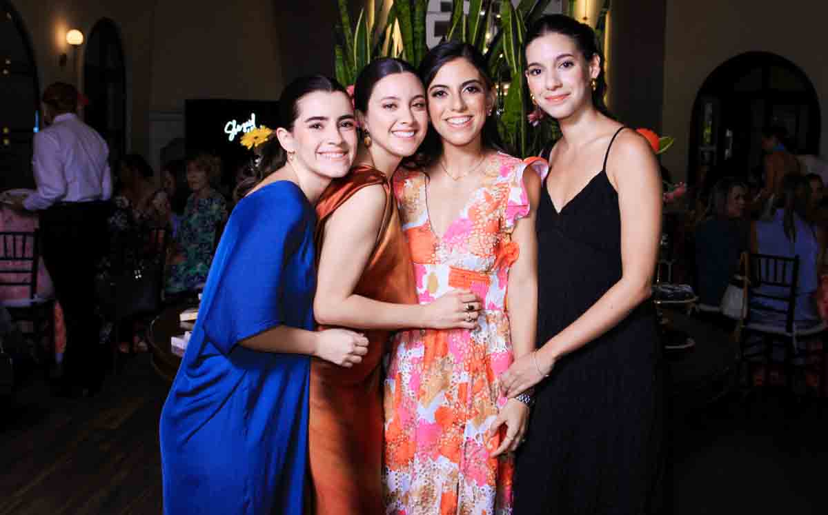INVITADAS DEL EVENTO luciendo sus mejores outfits