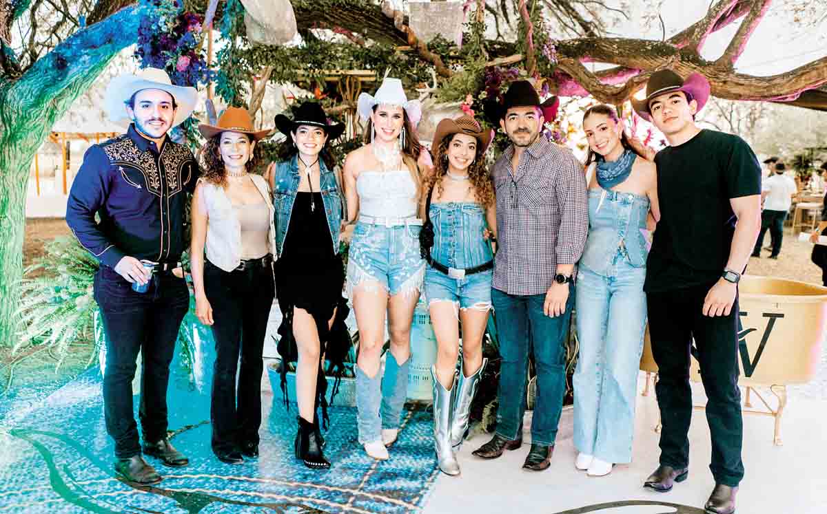 ROBERTO SALDIVAR, ALE DE VULNES, SOFÍA VULNES, KOTTY VILLARREAL, PAULINA VULNES, JORGE VULNES, ISABELLA VILLARREAL Y JORGE VULNES