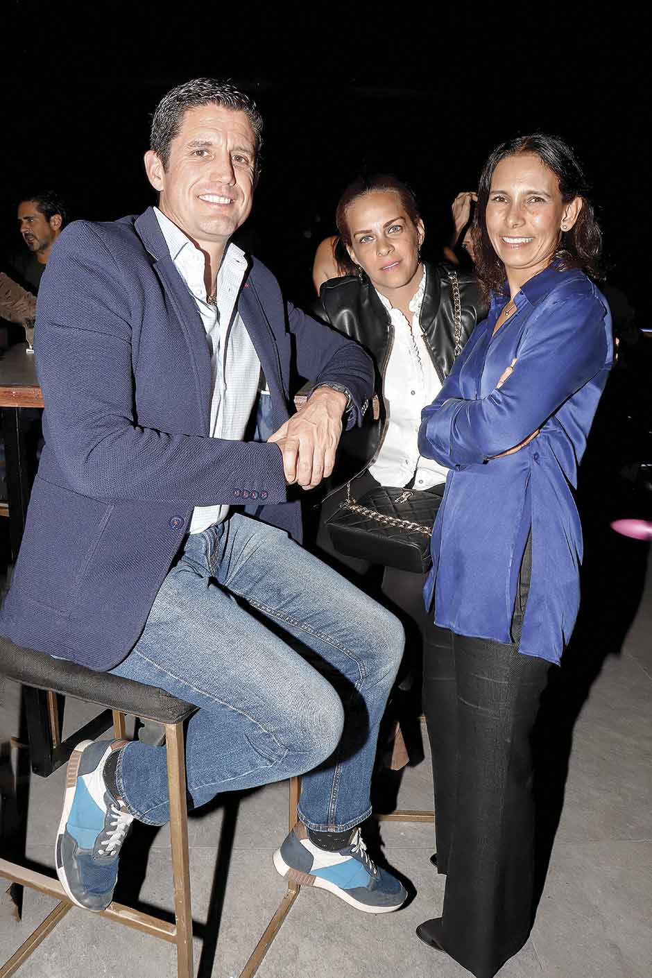 Jorge-Eduardo-Olivares,-Vero-Peralta-y-Sofía-Pichardo
